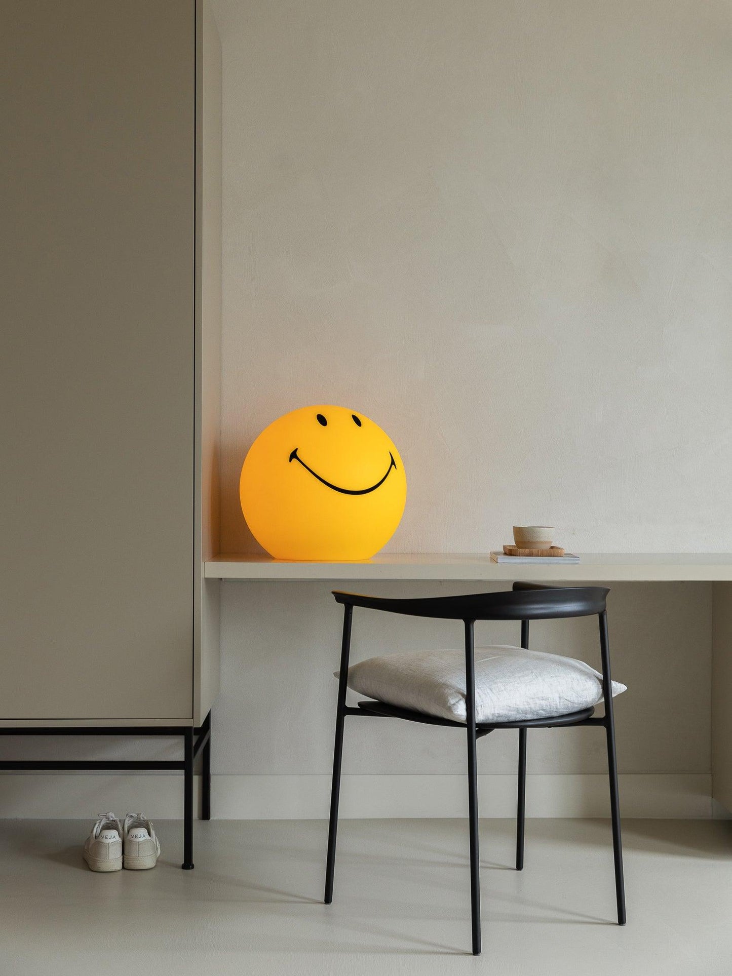 Smiling Rechargeable Built-in Battery Bedside lamp Table Lamp